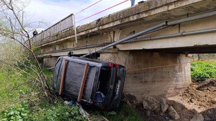 Kazada savrulan hafif ticari ara&ccedil;, dere yatağına u&ccedil;tu: 4 yaralı