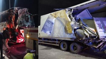 Kuzey Marmara Otoyolu'nda feci kaza! Yolcu otob&uuml;s&uuml; ile TIR &ccedil;arpıştı: 10 yaralı