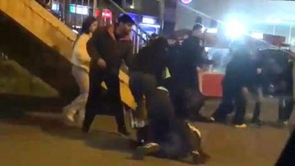 Liselilerin laf atma kavgası sokağı savaş alanına &ccedil;evirdi