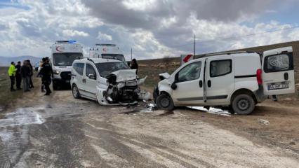 Malatya&rsquo;da iki ara&ccedil; kafa kafaya &ccedil;arpıştı: 4 yaralı