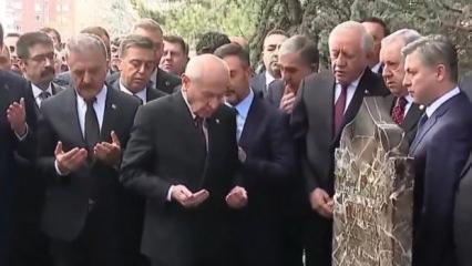 MHP lideri Bah&ccedil;eli, Alparslan T&uuml;rkeş'in kabrini ziyaret etti
