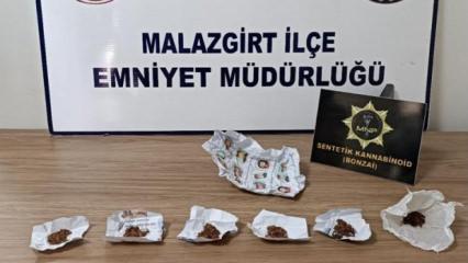 Muş&rsquo;ta uyuşturucu operasyonları: Aracın gizli b&ouml;lmesinden y&uuml;zlerce gram zehir &ccedil;ıktı!