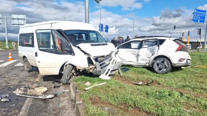 Korkun&ccedil; kaza! &Ouml;ğrenci servis minib&uuml;s&uuml; ile otomobil &ccedil;arpıştı: 13 yaralı