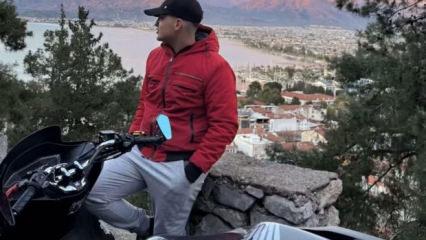 Otomobille &ccedil;arpışan motosikletin s&uuml;r&uuml;c&uuml;s&uuml; &ouml;ld&uuml;