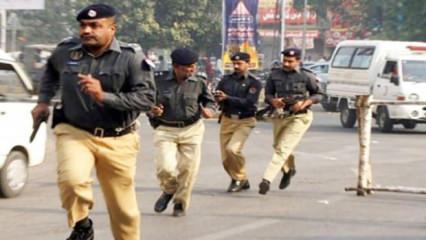 Pakistan'da polis karakoluna saldırı! &Ouml;l&uuml; ve yaralılar var