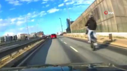 Pendik'te trafikte akrobatik hareket yapan motosikletli maganda cezadan ka&ccedil;amadı