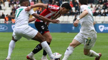 Play-off hedefleyen takıma evinde darbe! 4 goll&uuml; ma&ccedil;ı kazanıp zirveden kopmadılar