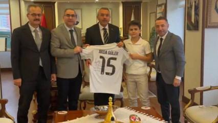 Erdoğan'dan imzalı Arda G&uuml;ler forması istemişti: Rizeli Safa formasına kavuştu