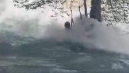 Tarsus'ta kayıp gen&ccedil; akıntıya b&ouml;yle kapıldı: Son g&ouml;r&uuml;nt&uuml;leri ortaya &ccedil;ıktı