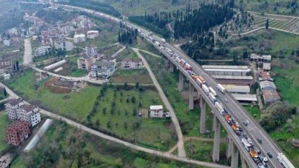 TEM'de feci kaza! 2 TIR ve 2 otomobil &ccedil;arpıştı! Uzun kuyruklar oluştu