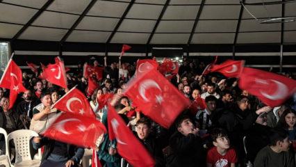 T&uuml;rkiye D&uuml;nya Kupası'nı kutluyor! Vatandaşlar sokağa d&ouml;k&uuml;ld&uuml;