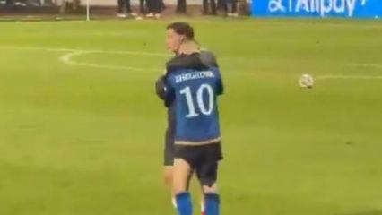 T&uuml;rkiye-Kosova ma&ccedil;ında viral olan anlar! Kenan, sevinmeyi bıraktı arkadaşını teselli etti