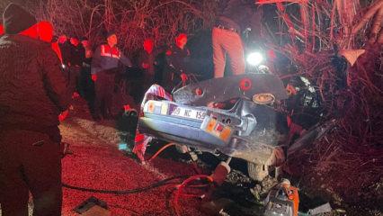 Yol kenarındaki ağaca &ccedil;arptı: 2 &ouml;l&uuml;!