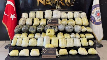 Van'da zehir sevkiyatına jandarma darbesi: Gizli b&ouml;lmeden kilolarca uyuşturucu &ccedil;ıktı!