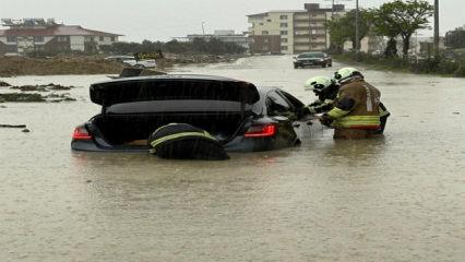 3 ilde yollar g&ouml;le d&ouml;nd&uuml;, evleri su bastı! Mahsur kalan ara&ccedil;lar var