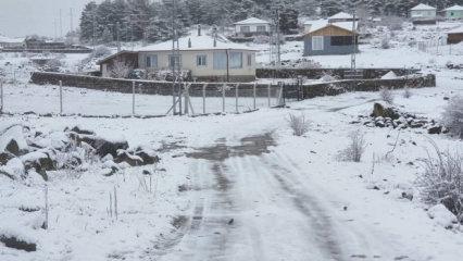 Ankara'da nisan s&uuml;rprizi: Y&uuml;ksek kesimlere kar yağdı