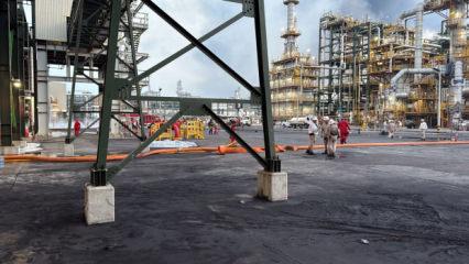 Meksika&rsquo;da rafineride yangın: Petrol tesisinde korkutan alevler