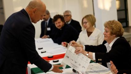 Macaristan'da halk genel se&ccedil;imler i&ccedil;in sandık başında