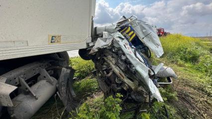 Adana'da feci kaza: Tır ile &ccedil;arpışan otomobilin gen&ccedil; s&uuml;r&uuml;c&uuml;s&uuml; hayatını kaybetti