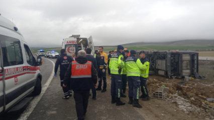 Aksaray'da otob&uuml;s devrildi: 20 yaralı!