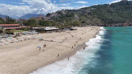 Antalya&rsquo;ya yaz erken geldi: Kleopatra Plajı&rsquo;nda deniz keyfi başladı