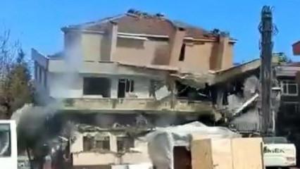 Avcılar'da kentsel d&ouml;n&uuml;ş&uuml;mdeki bina tek darbeyle saniyeler i&ccedil;inde yerle bir oldu