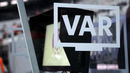 Beşiktaş taraftarından VAR protestosu! Stadın dışına pankart astılar