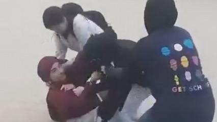 Bursa'da okul &ccedil;ıkışı dehşeti: Yere yatırdıkları kızı tekme tokat darbettiler