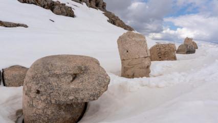Dev heykeller karlar altında: Nemrut Dağı &Ouml;ren Yeri, sezonun ilk ziyaret&ccedil;ilerini ağırladı
