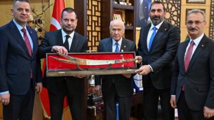 Devlet Bah&ccedil;eli&rsquo;ye anlam y&uuml;kl&uuml; hediye: Trabzonspor&rsquo;dan nostaljik jest