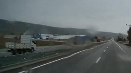 Eskişehir'de ters y&ouml;nde ilerleyen kamyonet kazaya davetiye &ccedil;ıkardı