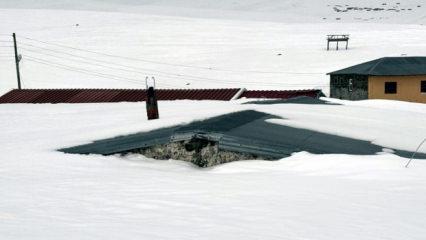 Evler baharda kar altında kaldı