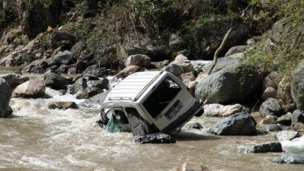 Giresun'da dereye devrilen ara&ccedil;taki s&uuml;r&uuml;c&uuml; &ouml;ld&uuml;!