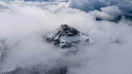 Giresun&rsquo;dan masalsı g&ouml;r&uuml;nt&uuml;ler: Şebinkarahisar Kalesi beyaz &ouml;rt&uuml; altında