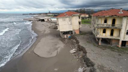 İl&ccedil;ede kıyamet g&ouml;r&uuml;nt&uuml;s&uuml;: Villalar tek tek &ccedil;&ouml;kt&uuml;! Bakanlık &ccedil;alışma başlattı
