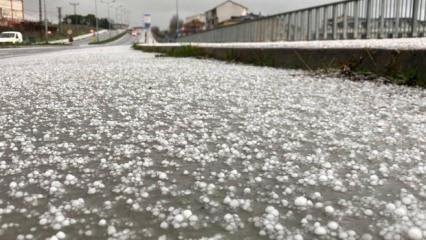 İstanbul'da dolu s&uuml;rprizi! Dakikalar i&ccedil;inde beyaza d&ouml;nd&uuml;