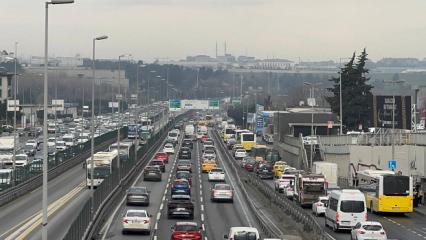 İstanbul&rsquo;da sabah trafiği kilitlendi: Yoğunluk y&uuml;zde 83'&uuml; buldu
