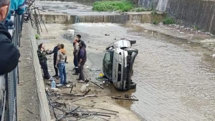 Kanala u&ccedil;an otomobildeki anne ve bebeği kurtarıldı