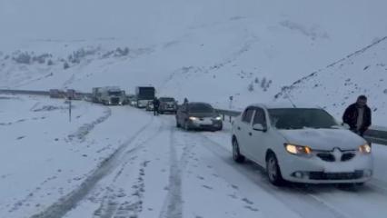 Kar bir anda bastırdı, ulaşım durma noktasına geldi! &Ccedil;ok sayıda ekip b&ouml;lgede