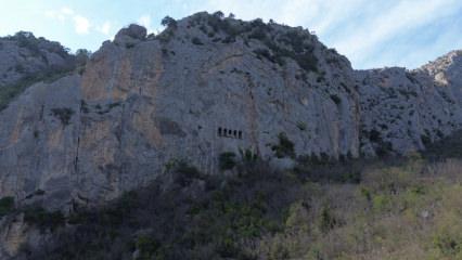 Kayaların i&ccedil;indeki mezarlar: Asarkale ve Kral Kaya Mezarları tarihe şahitlik ediyor