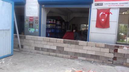 Komşusuna sinirlendi d&uuml;kkanının &ouml;n&uuml;nde duvar &ouml;rd&uuml;!