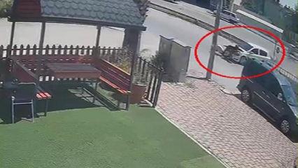 Kontrols&uuml;z kavşak dehşeti: Otomobille &ccedil;arpışan motorlu yaralandı