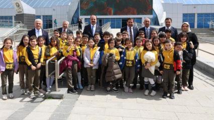 Konya protokol&uuml; Bilim Merkezi'nde &ouml;ğrencilerle buluştu