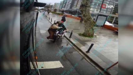 K&uuml;&ccedil;&uuml;k&ccedil;ekmece'de İETT otob&uuml;s&uuml;nden inen kadına motosiklet &ccedil;arptı
