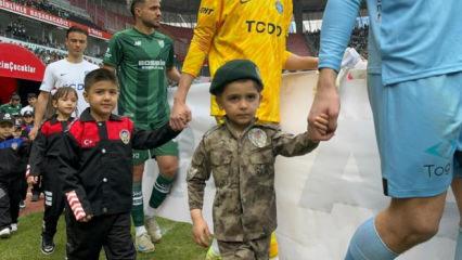 Minik taraftarlar Polis Haftası kapsamında &uuml;niforma ile sahaya &ccedil;ıktı