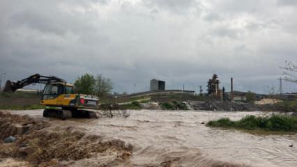 Osmaniye D&uuml;zi&ccedil;i'nde şiddetli yağış nedeniyle k&ouml;pr&uuml; &ccedil;&ouml;kt&uuml;