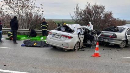 Otomobiller kafa kafaya &ccedil;arpıştı: 4 &ouml;l&uuml;