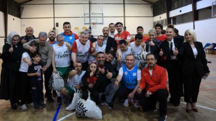 Parkede sevgi kazandı! Bakanı Bak, &ouml;zel sporcularla ma&ccedil; yaptı