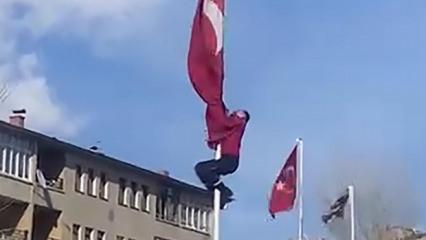 R&uuml;zg&acirc;rda dolanan bayrağı kurtarmak i&ccedil;in 15 metrelik direğe tırmandı