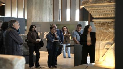 Saklı kalan hikayeleri dinlediler: Troya M&uuml;zesi&rsquo;nde rehberli tur etkinliği